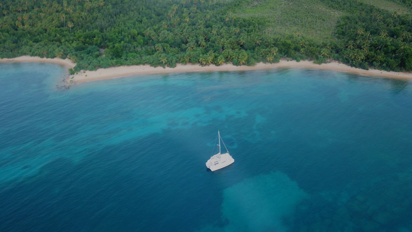 Discover the serene beauty of Green Beach in the Spanish Virgin Isands, a secluded paradise known for its lush greenery and clear turquoise waters.