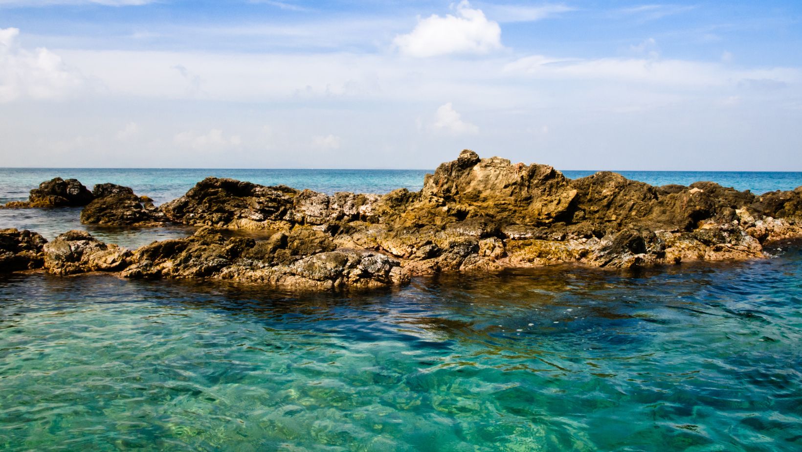 Discover the serene beauty of Isla Chiva on Vieques, a highlight of the Spanish Virgin Islands, known for its crystal-clear waters and vibrant marine life.