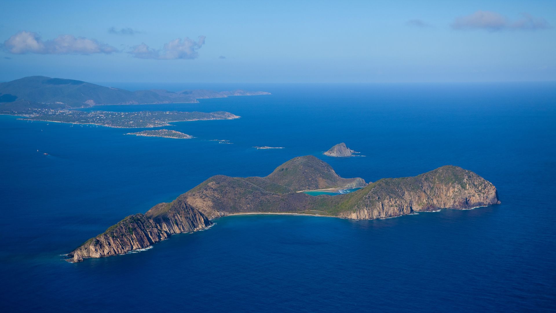 Discover Round Rock, BVI: Uninhabited island with excellent diving spots and unique rock formations. Ideal for experienced divers.