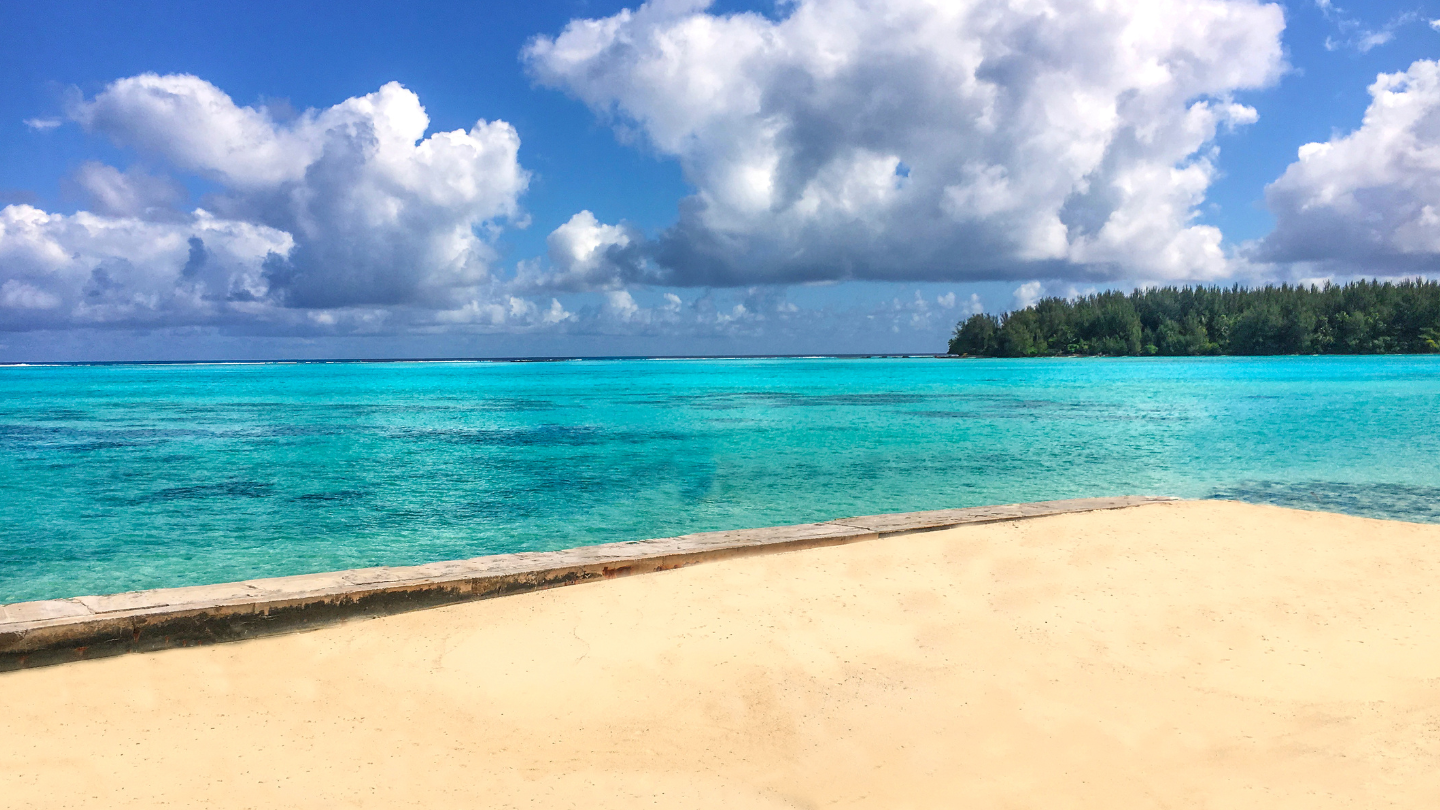 Enjoy Motu Fareone, Moorea, an ideal spot for snorkeling and relaxing on white sandy beaches.