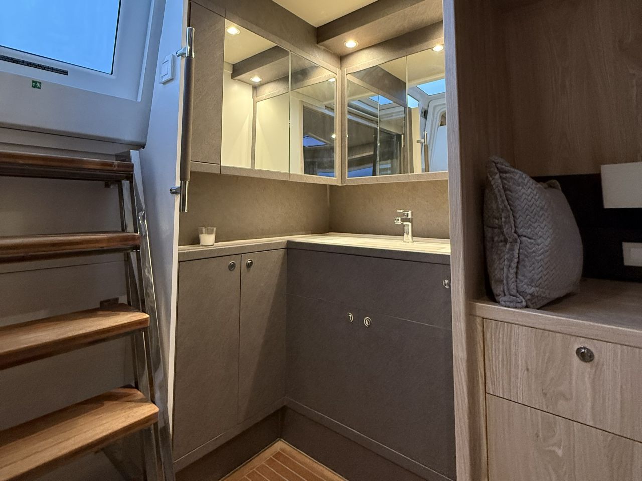 Starlight (Crewed), 2017 Lagoon 560 S2, Greece