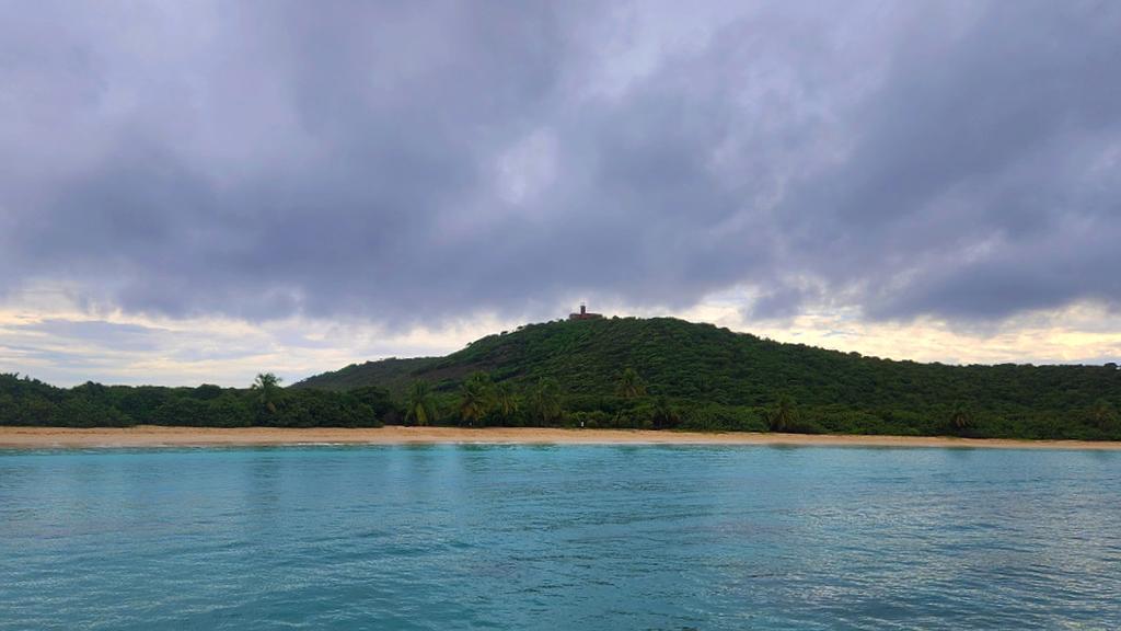 Vista de Culebrita en un día tranquilo mientras la tormenta se acerca