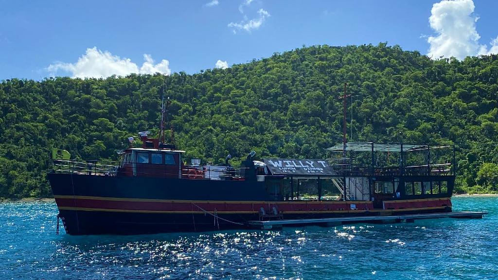 Willy T fondeado en su hogar en Norman Island, Islas Vírgenes Británicas
