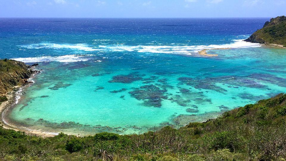 Una de las hermosas bahías a las que podés acceder por senderos en el lado sur de Norman Island