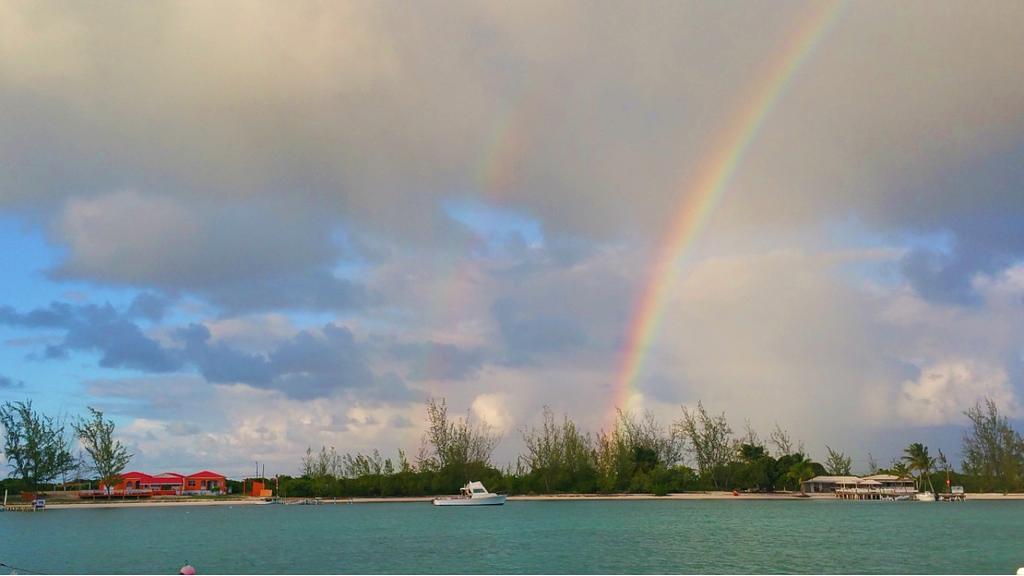 Un día típico en las Islas Vírgenes Británicas en Anegada con algunos cúmulos y alguna lluvia ocasional