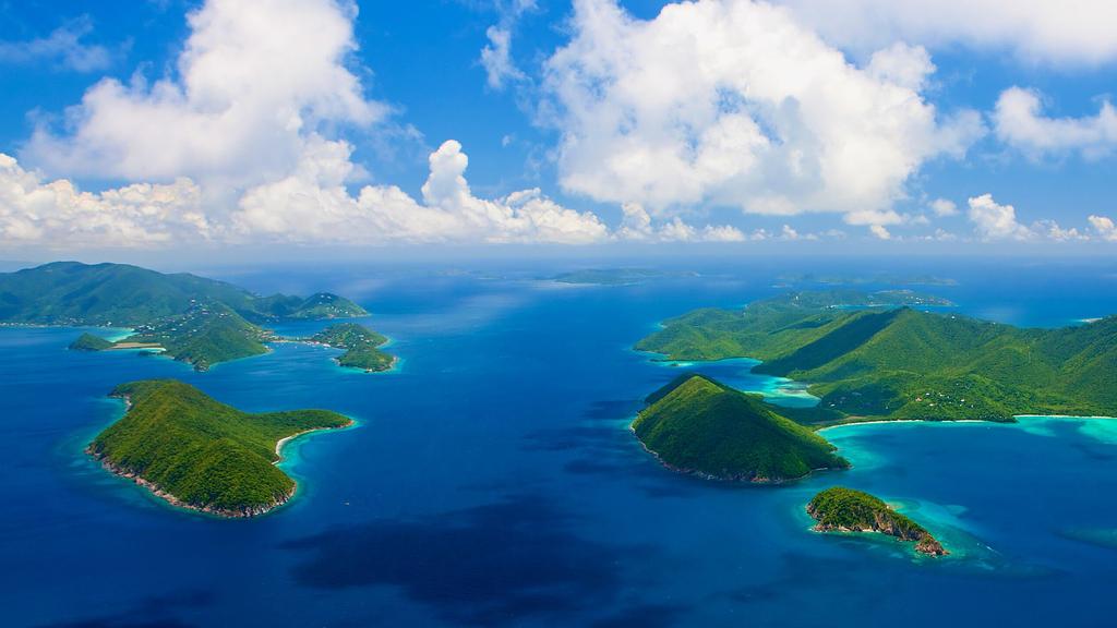 Una vista del Narrows, con Islas Vírgenes Británicas a la izquierda, y las Islas Vírgenes de Estados Unidos a la derecha (St. John)