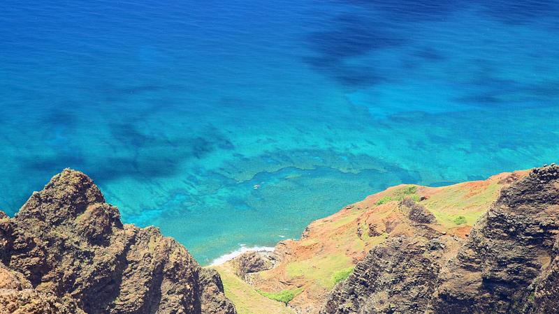 Nu'alolo and the reef from above