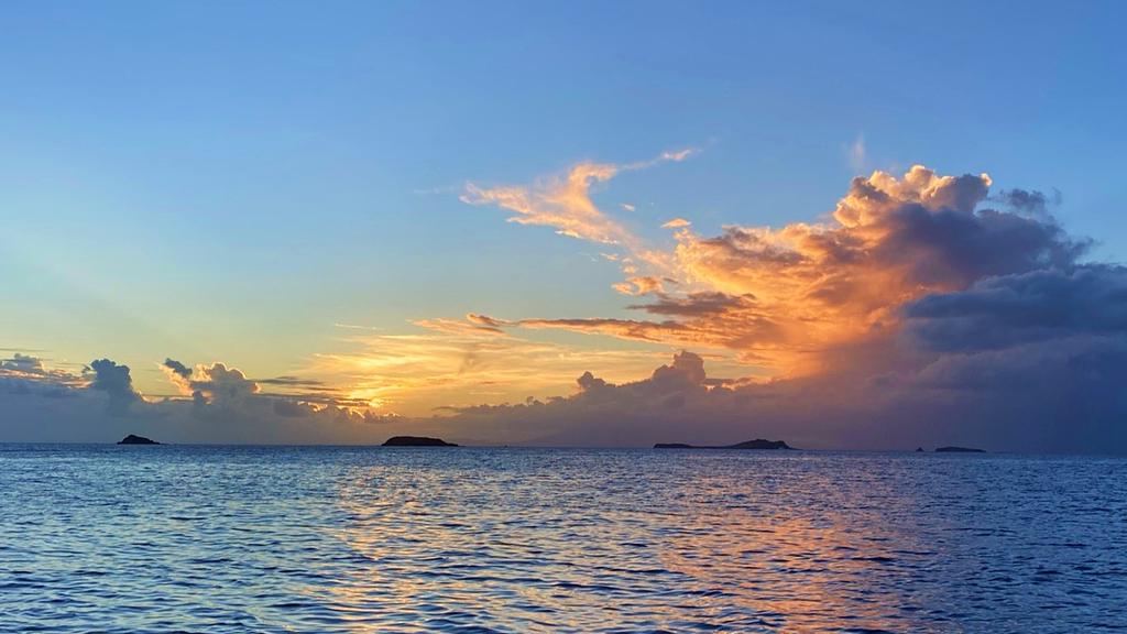 Atardecer épico sobre los cayos al oeste desde nuestra boya