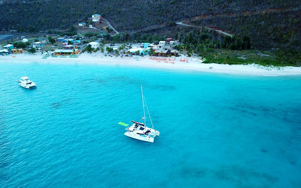 Acá es donde fondeé frente a Hendo's en el lado oeste en mi último viaje | Solo dos barcos se quedaron de noche, el catamarán a motor está en una boya de amarre