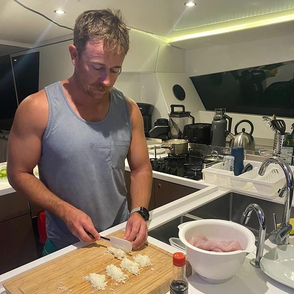 Haciendo sashimi fresco de wahoo en la espaciosa cocina