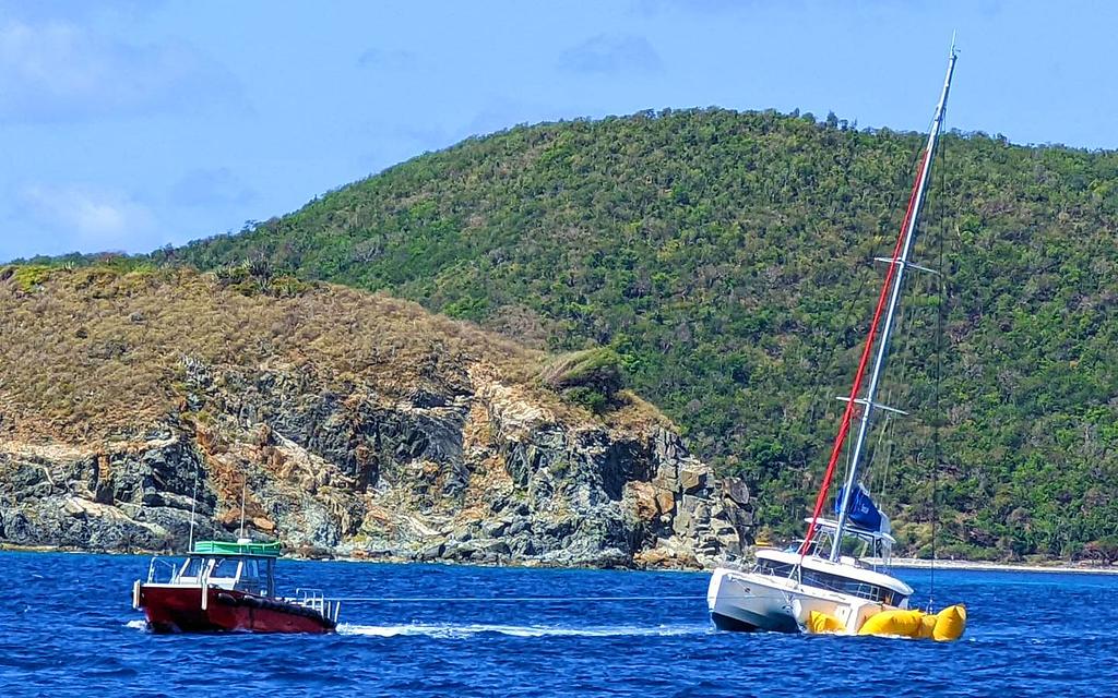 Recovery efforts of the Lagoon 46 | Source: Claus G.