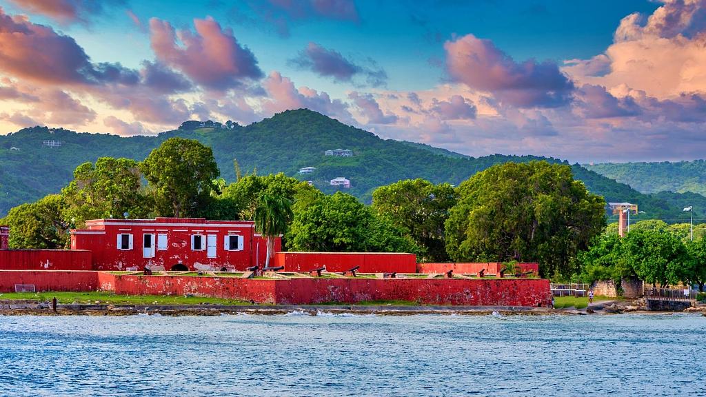 Fort Frederik en el extremo oeste