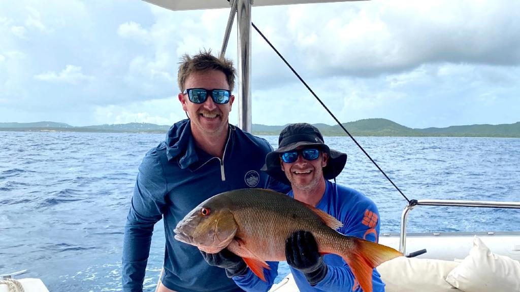 Pargo criollo de gran tamaño | Pescado haciendo trolling sobre estructura de fondo