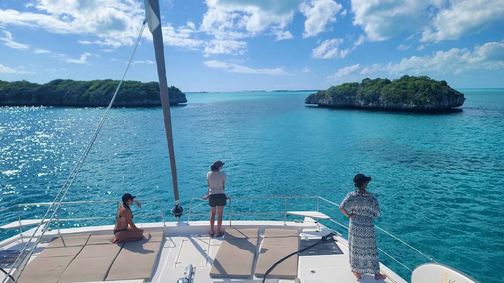 Approaching the anchorage near Staniel Cay with Thunderball Grotto just off the starboard bow (not visible in picture)