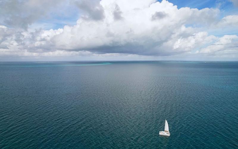Downwind sailing north in the Exuma Bank with wind out of the southeast