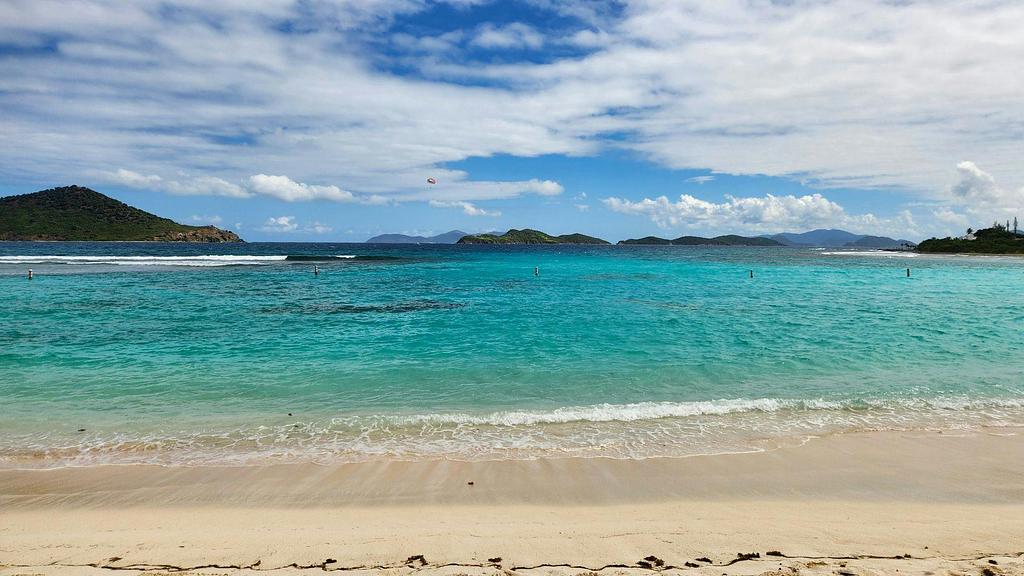 La hermosa Lindquist Beach; si miras con atención puedes ver las boyas de amarre Boatyball