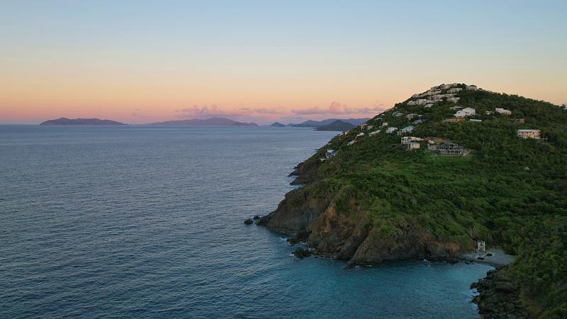 La vista hacia las BVI sobre Lovenlund Bay, St Thomas