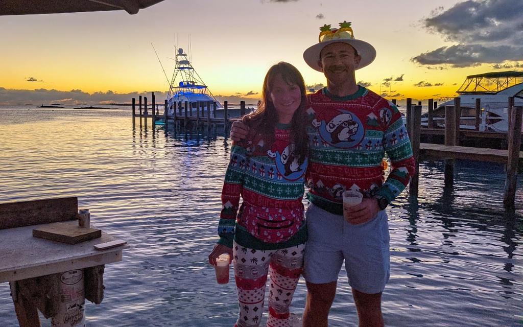 Britney y yo disfrutando de una tarde en tierra en el Staniel Cay Yacht Club hace unos años