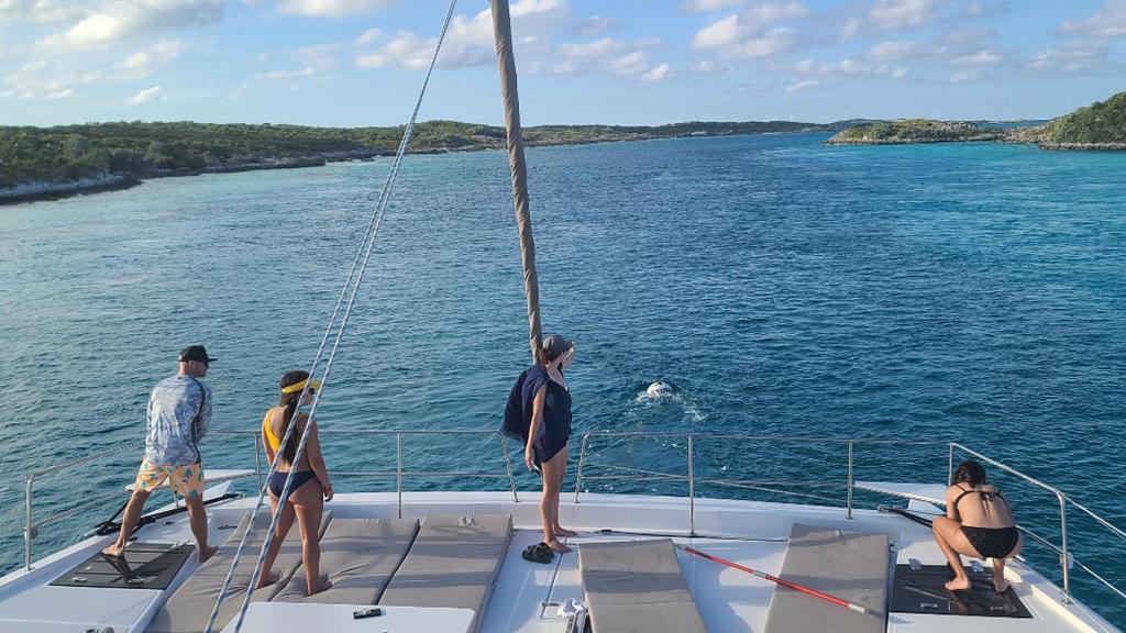 La boya de amarre más desafiante que hemos tomado, durante un flujo de marea de 3 nudos. En Pirate's Lair en el Exuma Land and Sea Park.