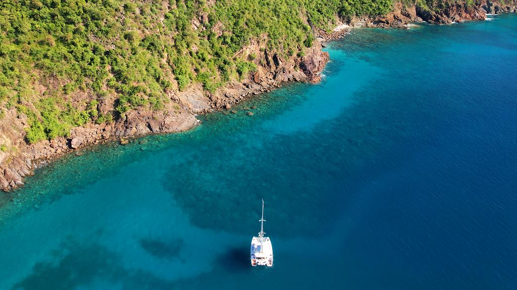 The anchoring area is quite small, make sure to drop the hook on sand