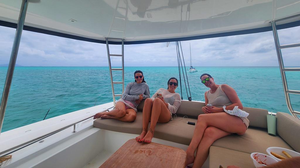Descansando en el flybridge camino a Anegada