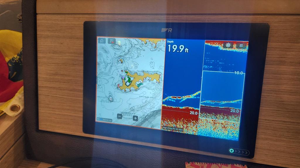 La sonda de pesca marcando tarpones debajo del barco en The Bight