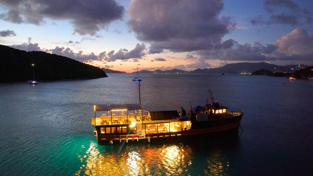 Willy T’s Floating Bar