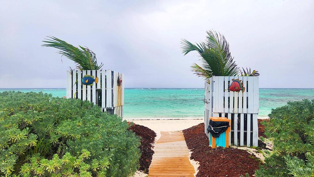 La entrada a la playa de Tipsy