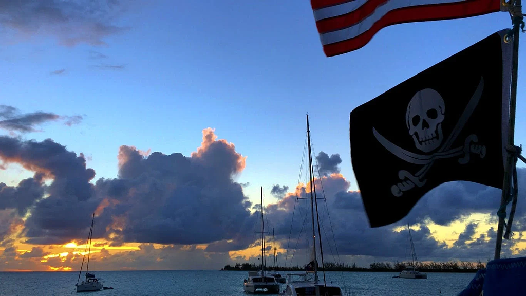 La Jolly Roger ondeando en Setting Point Anegada