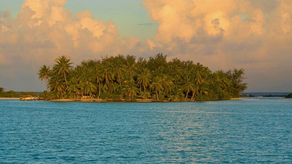 Motus, lagoons in the Society Islands
