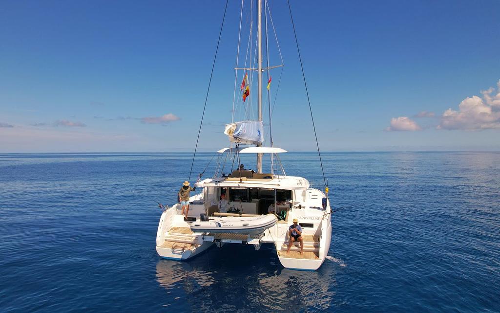 Nuestro fiel corcel, un Lagoon 46, mientras hacíamos jigging en el North Drop