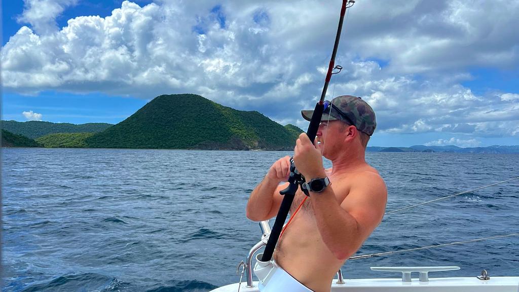 Tuve el honor de cobrar el primer pez del viaje, un bonito que devolvimos al mar