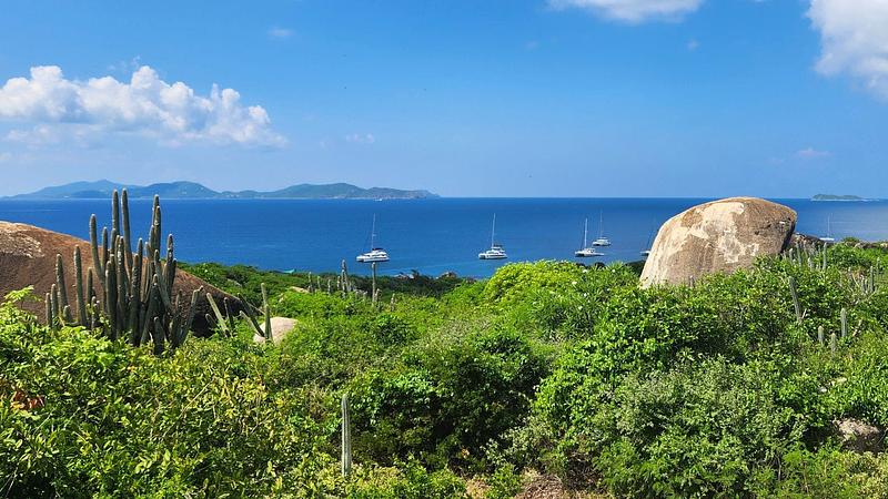 En lo alto del sendero que lleva a The Baths en Virgin Gorda