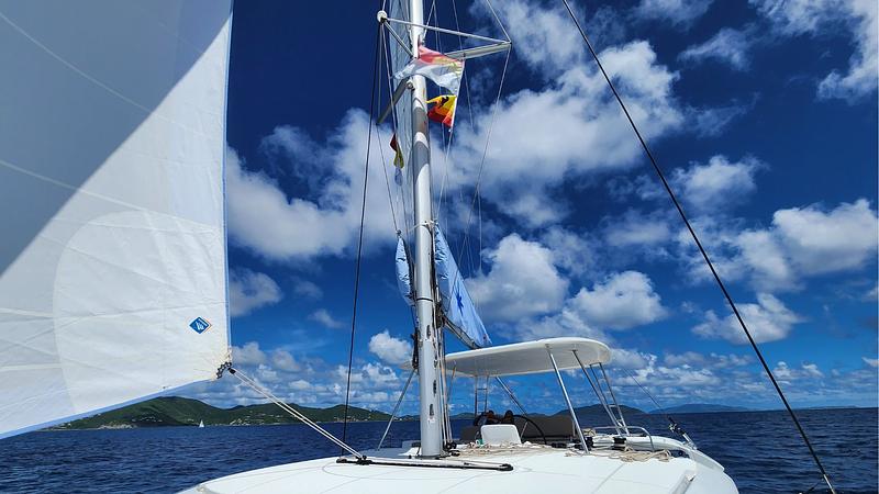 El viento cooperó para navegar a vela durante la segunda mitad de nuestro viaje