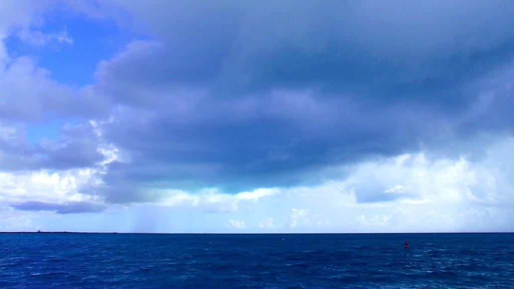 Muchas veces podés ver el reflejo del agua turquesa poco profunda en las nubes camino a Anegada