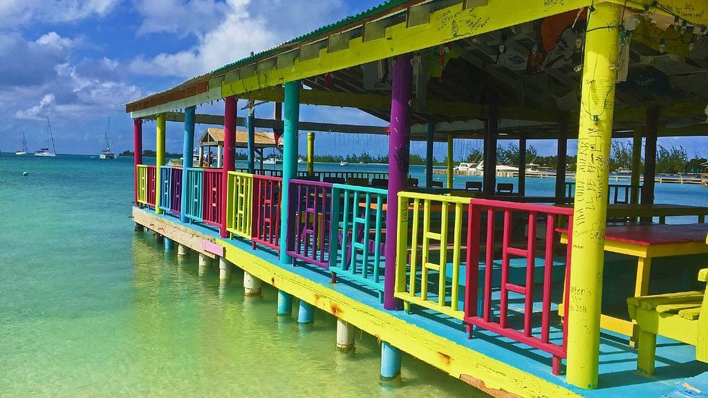 El muelle y bar de playa en Potter's by the Sea | Generalmente atamos nuestro dinghy acá