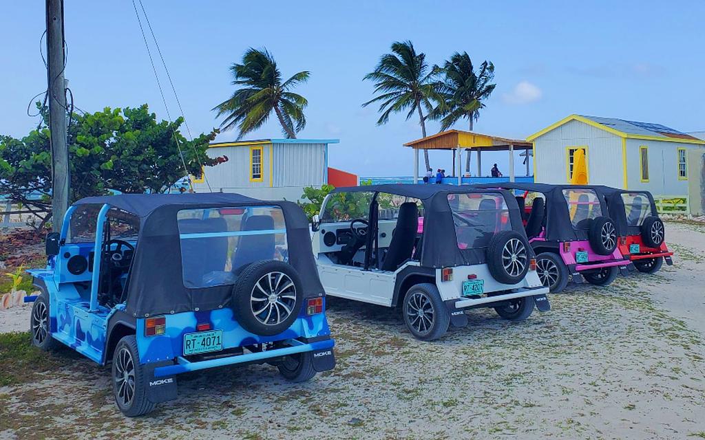 Mokes estacionados en Cow Wreck Beach - son una forma divertida de explorar la isla