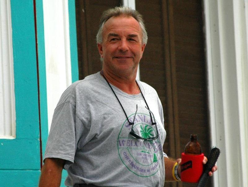 Manpot luciendo su camiseta de Stanley's con Cheesburger in Paradise mal escrito