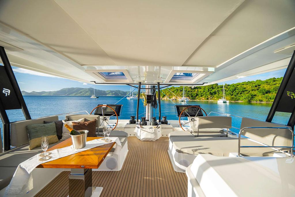 El enorme flybridge de Liquid Sky, un FP Alegria 67