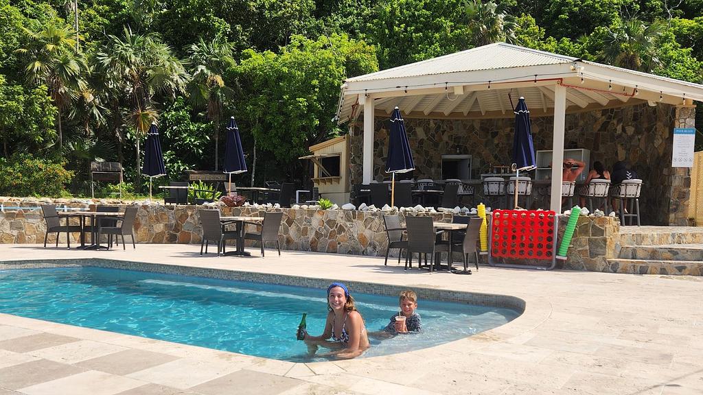 El bar de playa y la piscina en la costa norte de Scrub Island