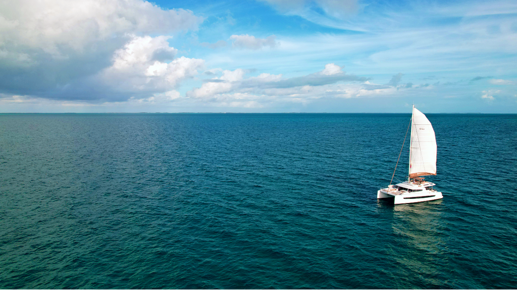 sailboat cruising bahamas