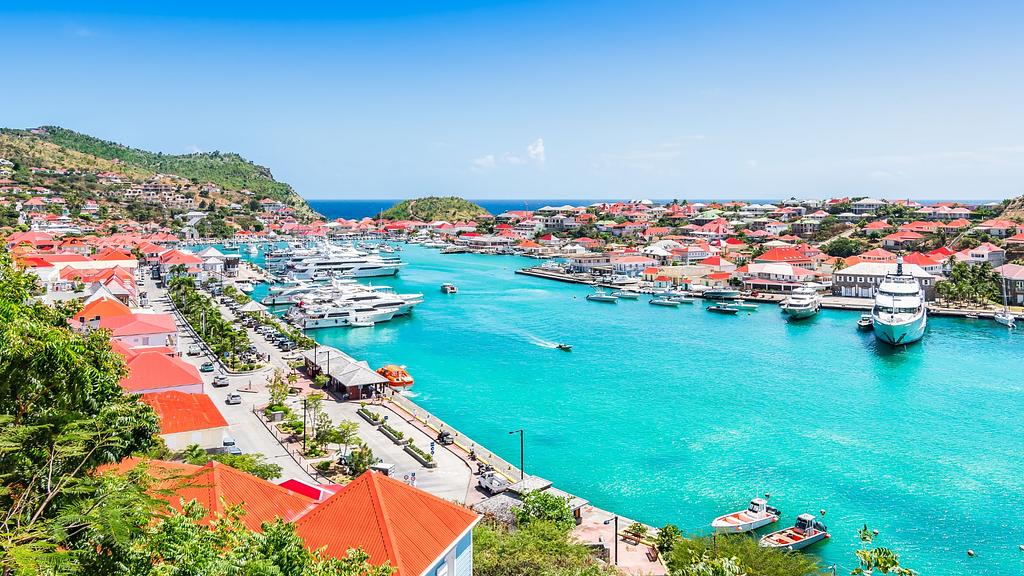Disfruta de las impresionantes vistas del puerto de Gustavia en St. Barts, un destino vibrante
