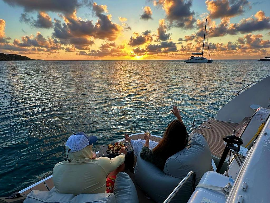 Disfrutando de un atardecer épico desde la plataforma para nadar