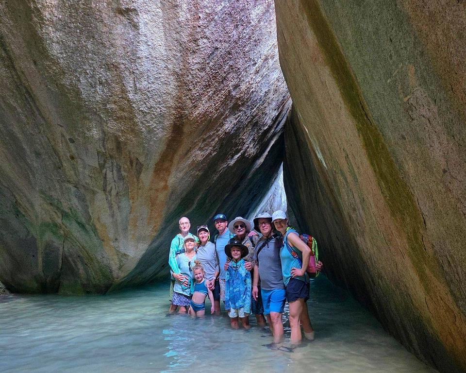 Una caminata por el sendero de las cuevas nunca defrauda, especialmente con quienes visitan las Islas Vírgenes Británicas por primera vez.