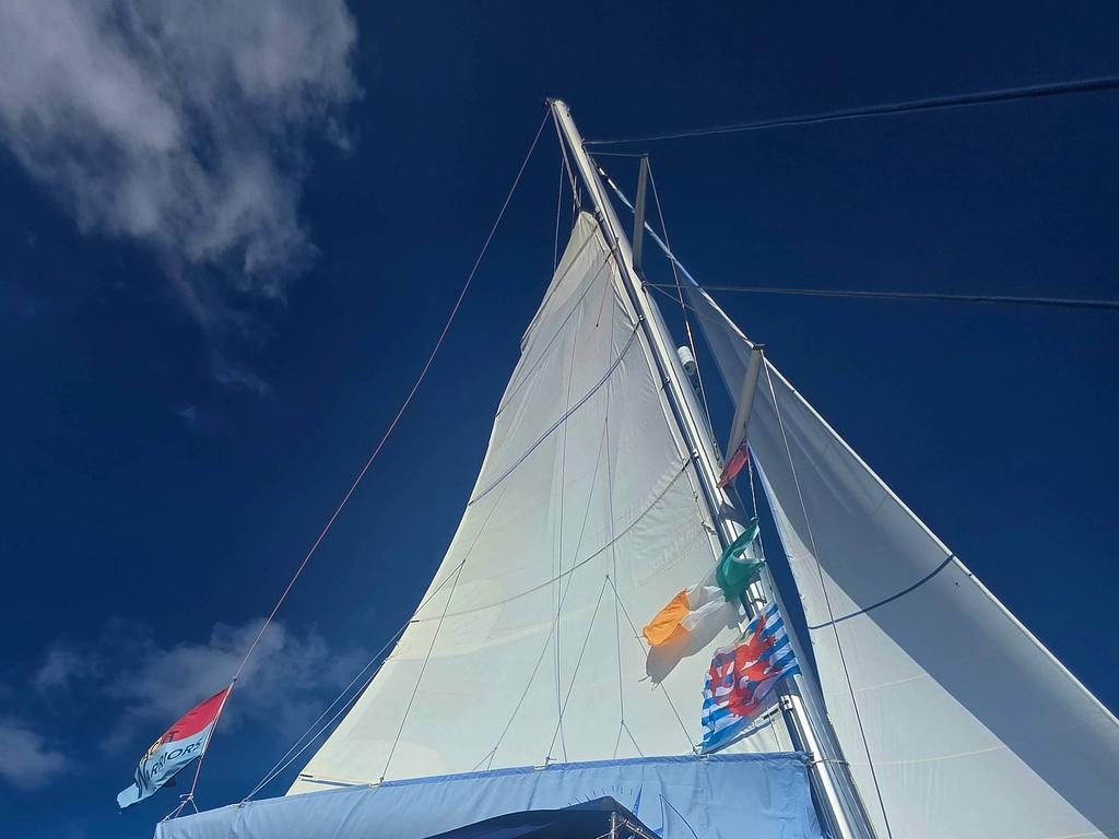 Volando hacia Anegada a 9-10 nudos con dos rizos en la mayor (y la bandera irlandesa, por supuesto, por el día de San Patricio).