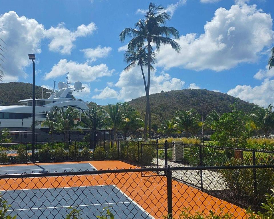 Sport courts included pickle ball and basketballLas canchas deportivas incluían pickleball y baloncesto.