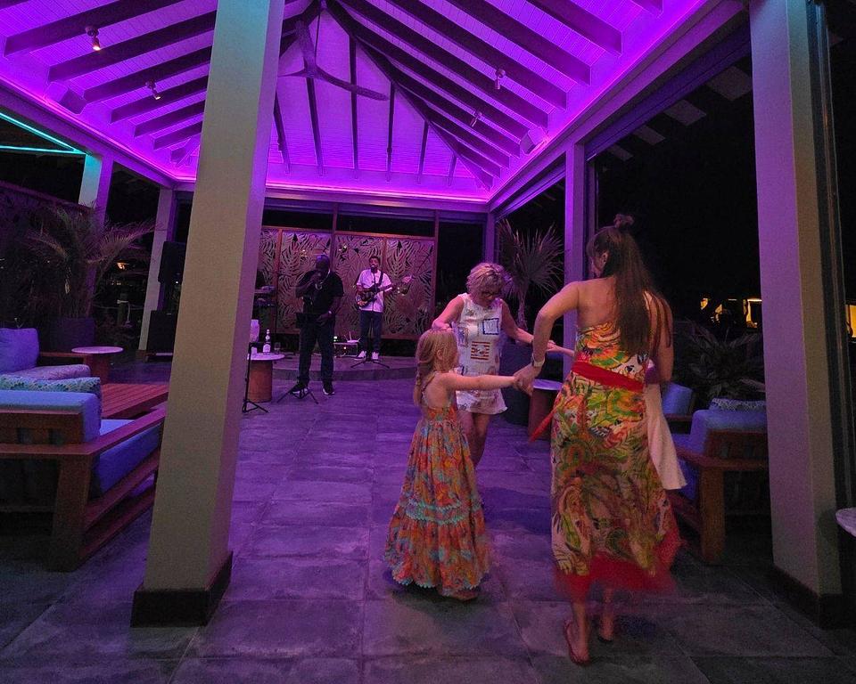 Bailando con nuevos amigos en la barbacoa del viernes por la noche en el Drunken Pelican.