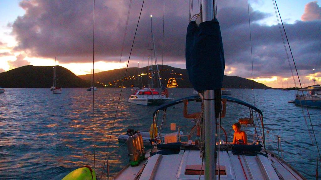 A bordo de un monocasco de 33 pies (10 m) en North Sound, Islas Vírgenes Británicas - el viaje que empezó todo para Yacht Warriors