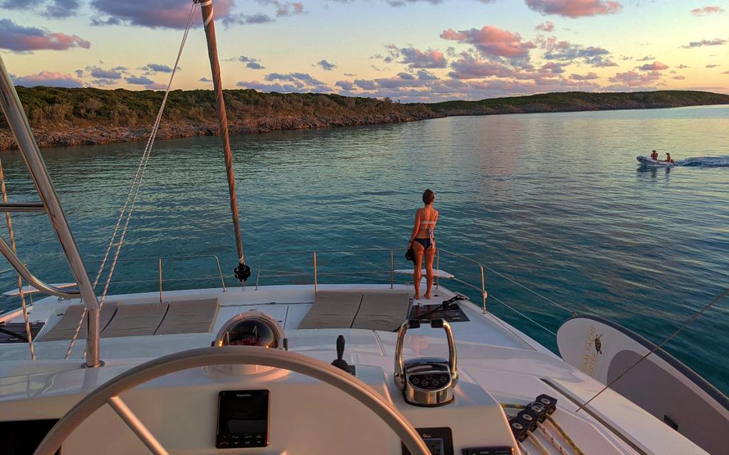Al timón de un Bali 5.4 en las Exuma Bahamas