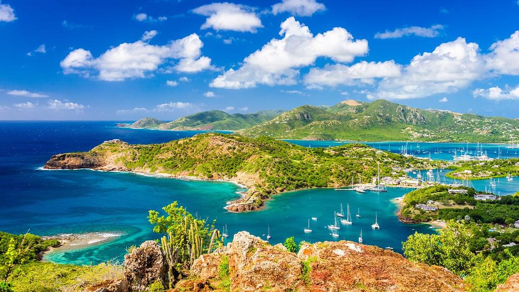 El histórico Nelson's Dockyard visto desde Shirley Heights en Antigua
